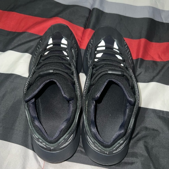 Yeezy 700 v3 - Picture 4 of 6